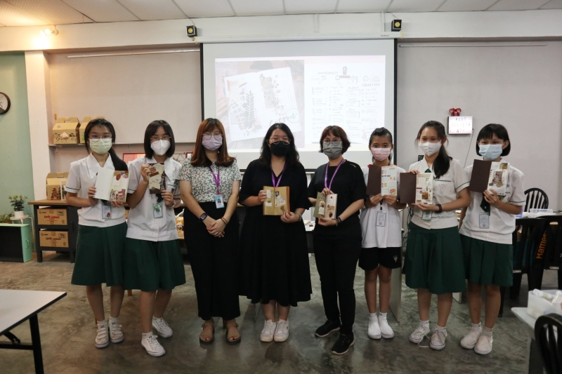 部分参与者与主讲人李虹瑾老师（左四）、黄晓萍老师（右四）、工作坊负责人萧宇婷老师（左三）合影。