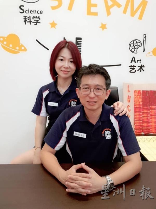 林燕燕接受访问，畅谈其创办的机器人中心教学理念，右为其丈夫。