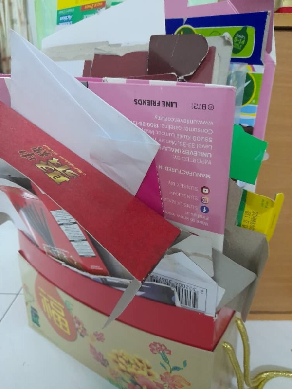 把不要用的纸皮和纸张收起来，可以再回收。