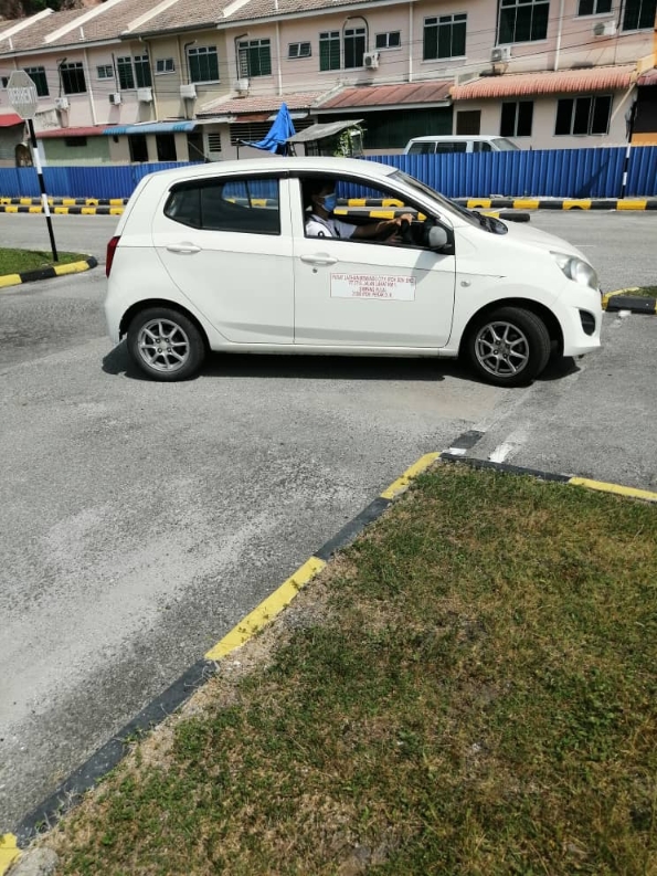 学习驾驶者学车时，需要有一名拥有合格执照的教车师傅陪同。（档案照）