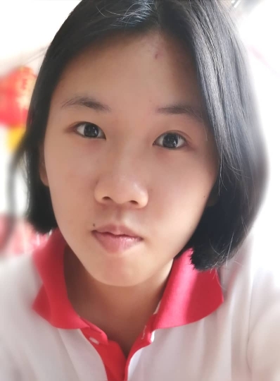 林杏颐：把塑料瓶制成花瓶和凳子，美化家园。