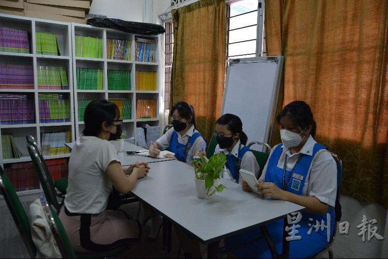 学记采访难民中学负责人。