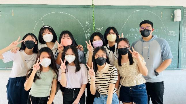 大山脚日新中学华乐团团友们趁有机会合照留念。
