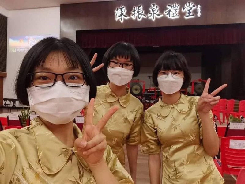 大山脚日新中学华乐团副主席张译匀（左起）、幕后主席黄韶恩和主席巫曼瑜成功筹办音乐会。