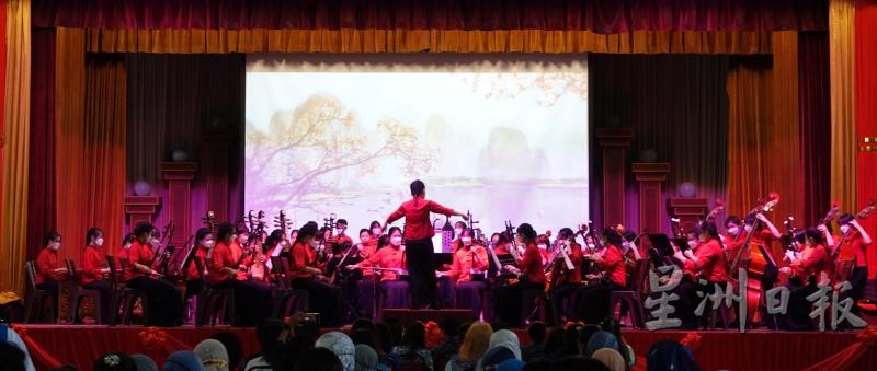 华乐团以《Kami Guru Malaysia》及《真的爱你》两首歌曲开场，台下掌声连绵不断。