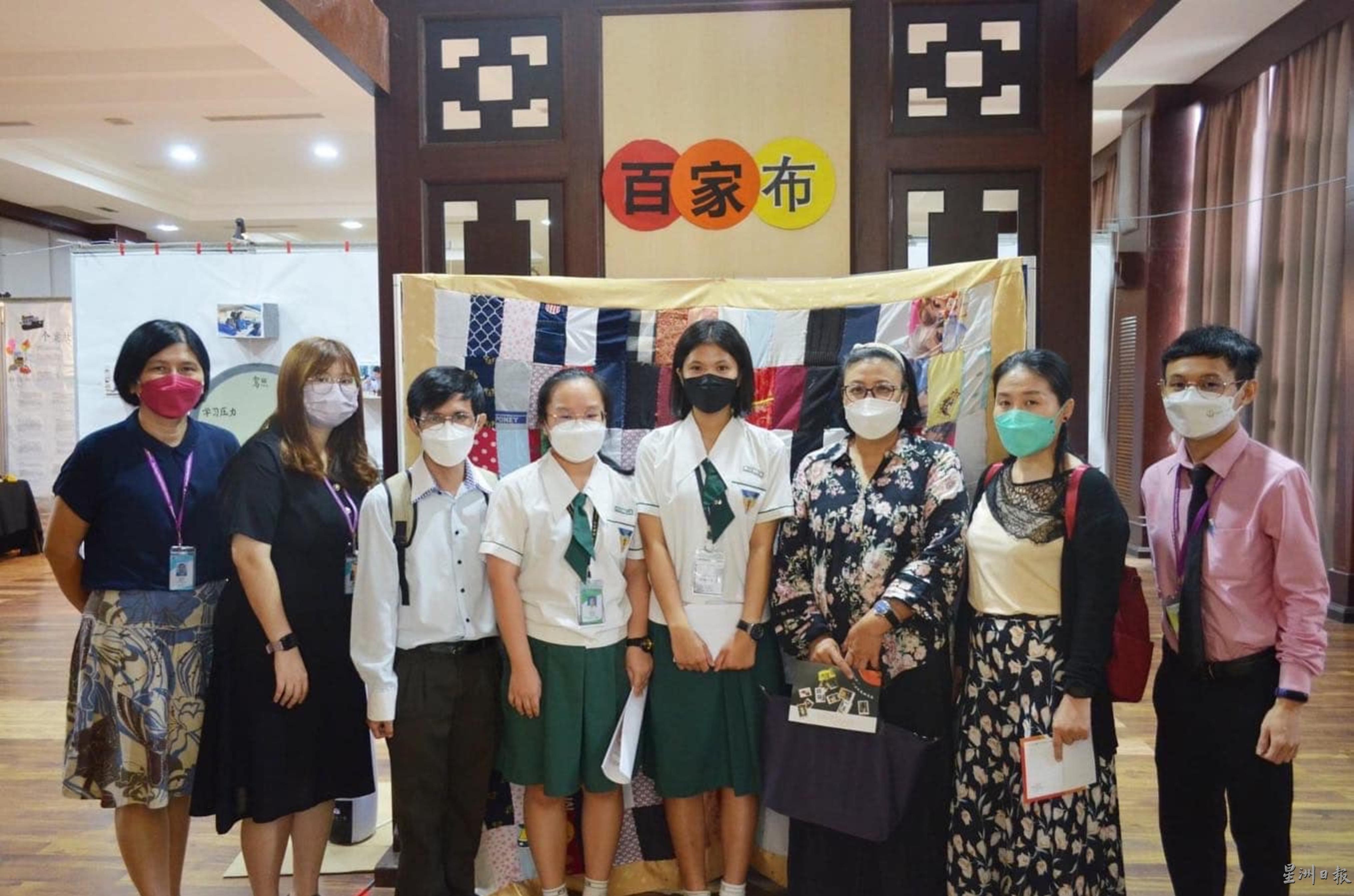 来自柬埔寨的潮州会馆与端华学校教育考察团前来观展。左起为培风中学辅导处主任郑淑贞老师、辅导展指导顾问萧宇婷老师。右一为辅导展指导顾问叶志森老师。
