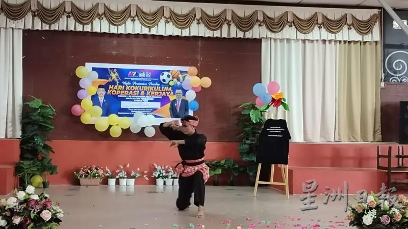 学生带来传统马来武术表演。