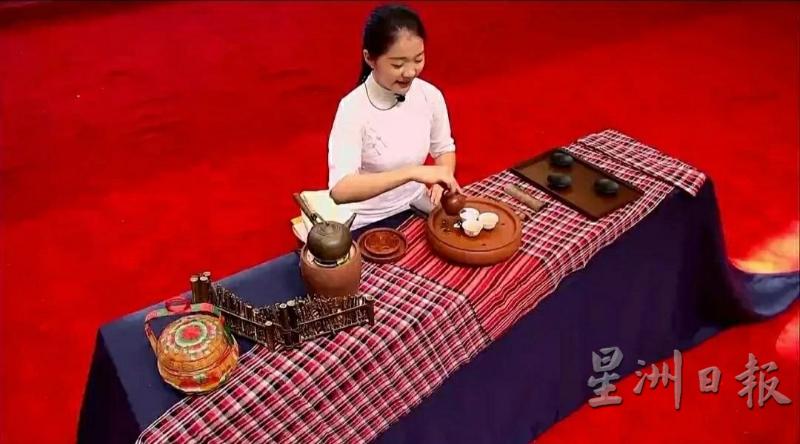纪炜燕老师示范茶艺。