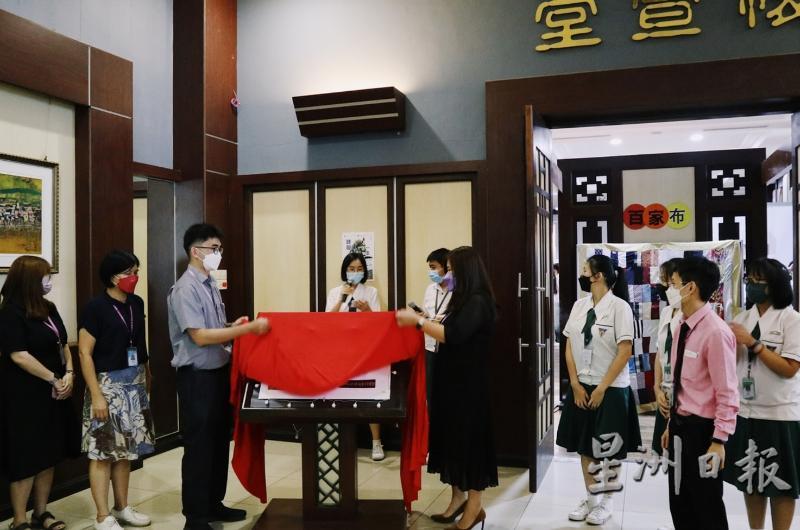 培风中学校长黄雪莱及学务副校长王嘉显老师为辅导展进行揭幕仪式。