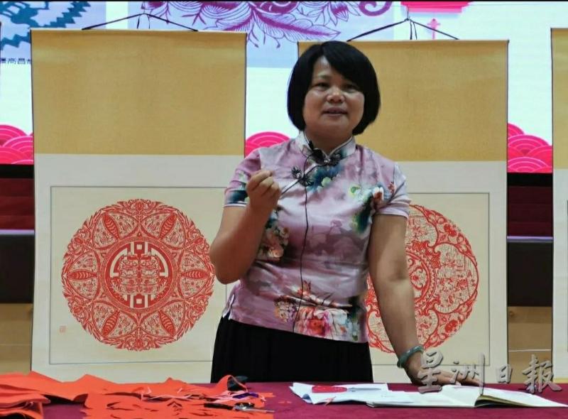 许遵英老师讲解剪纸学问。