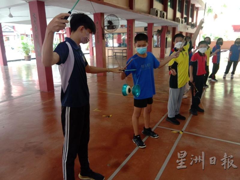 参与者正在学习扯铃技巧。