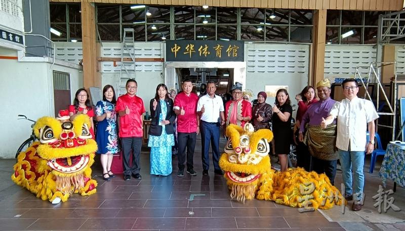 嘉宾们入场前合摄，左五为董事长赖德城，左六为玛斯哈迪。