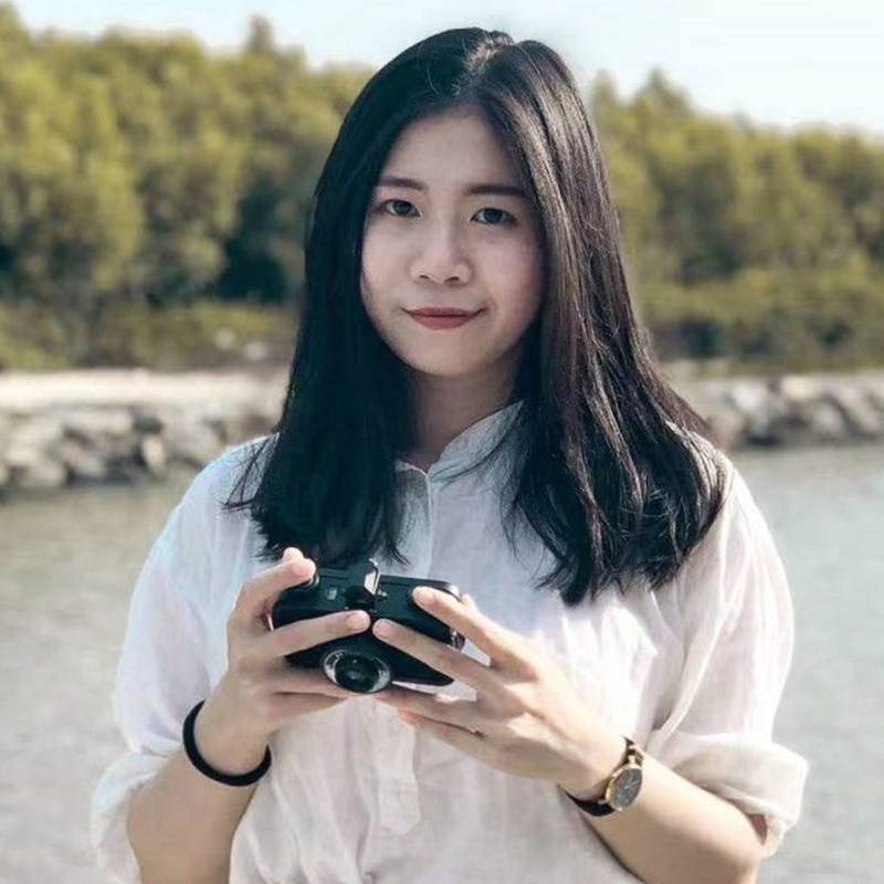 陈凌卉毕业于Atec Academy学院，现今在Ace Tour旅行社担任平面设计师一职。
