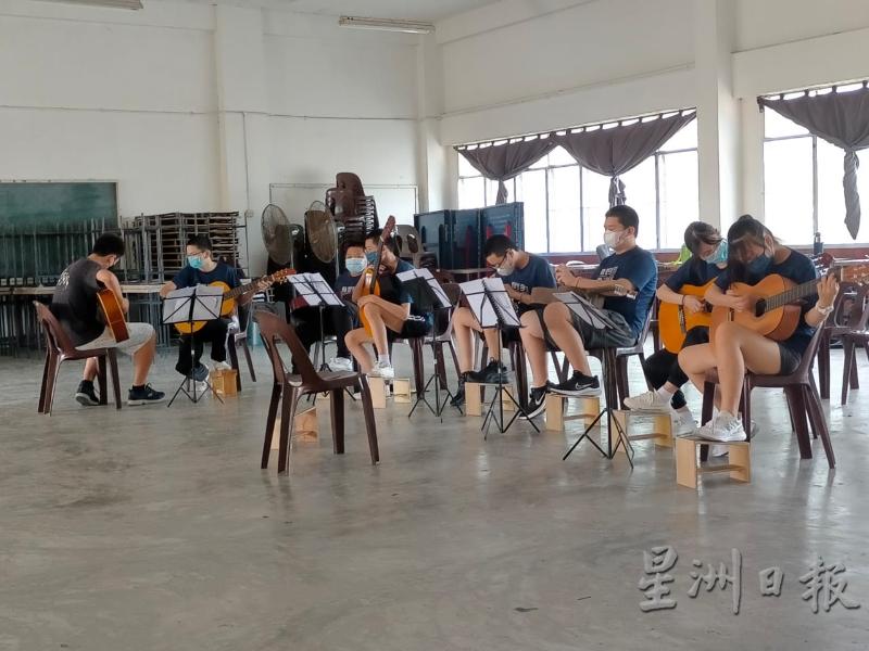 新社员正在集训期间练习吉他。