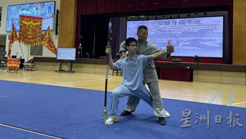 邱显达老师指导学员。