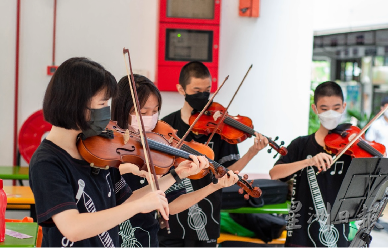 活动当天还有学生演奏音乐。