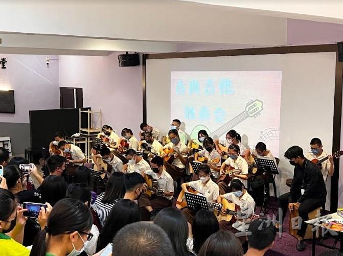双溪大年新民独中吉他选修班学生以一场合奏表演拉开演奏会序幕