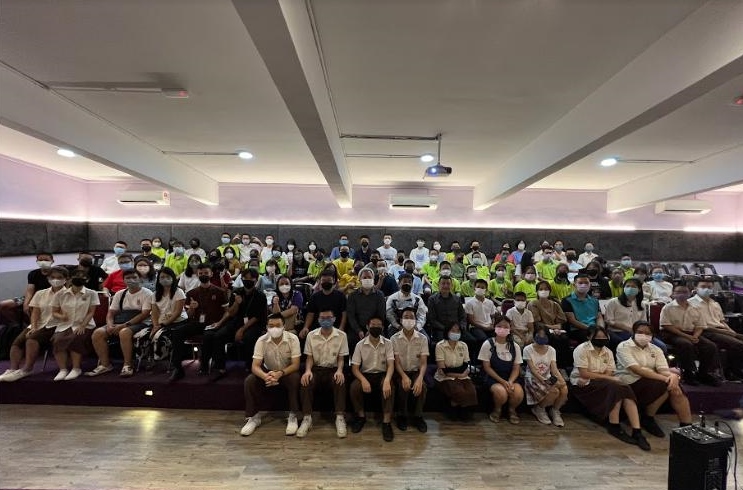 邓宇襄与全场观众大合照。