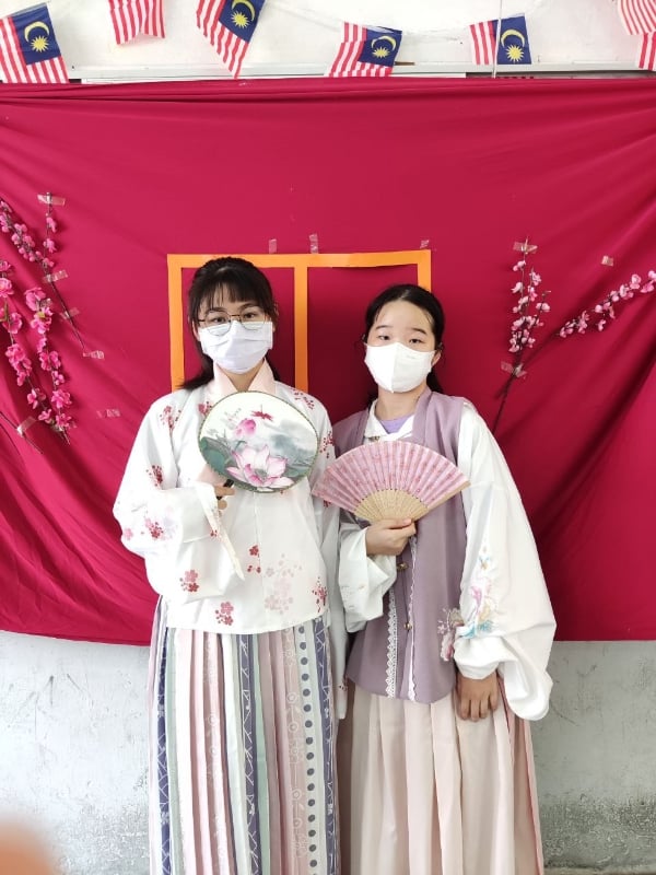 华文学会推出的汉服试穿体验，穿上后是不是仙气飘飘呢？