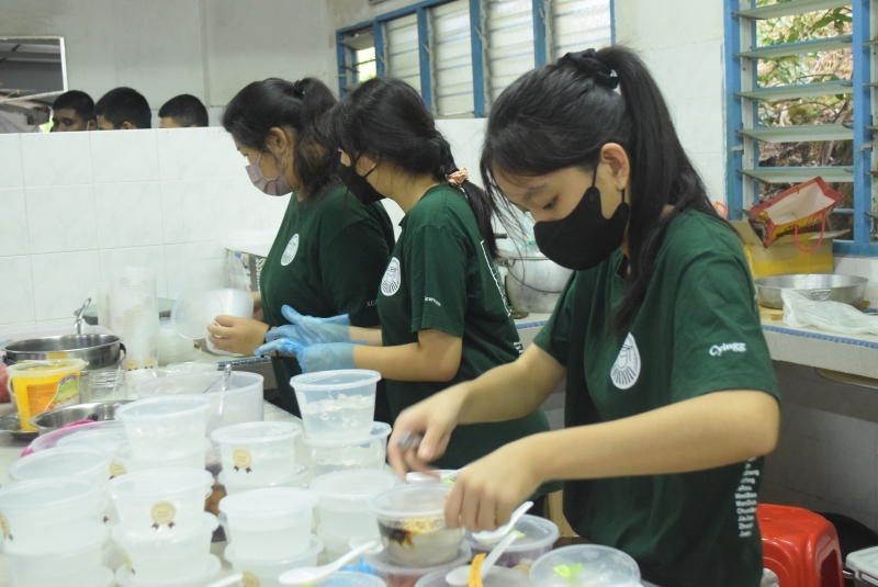 学生在准备食物，你有没有被他们认真的样子吸引？