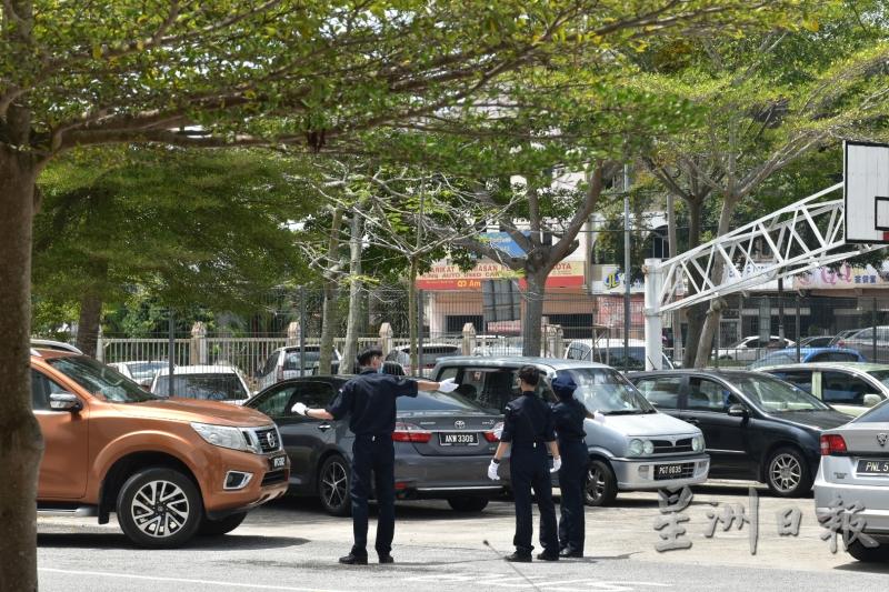 学警指挥交通中。