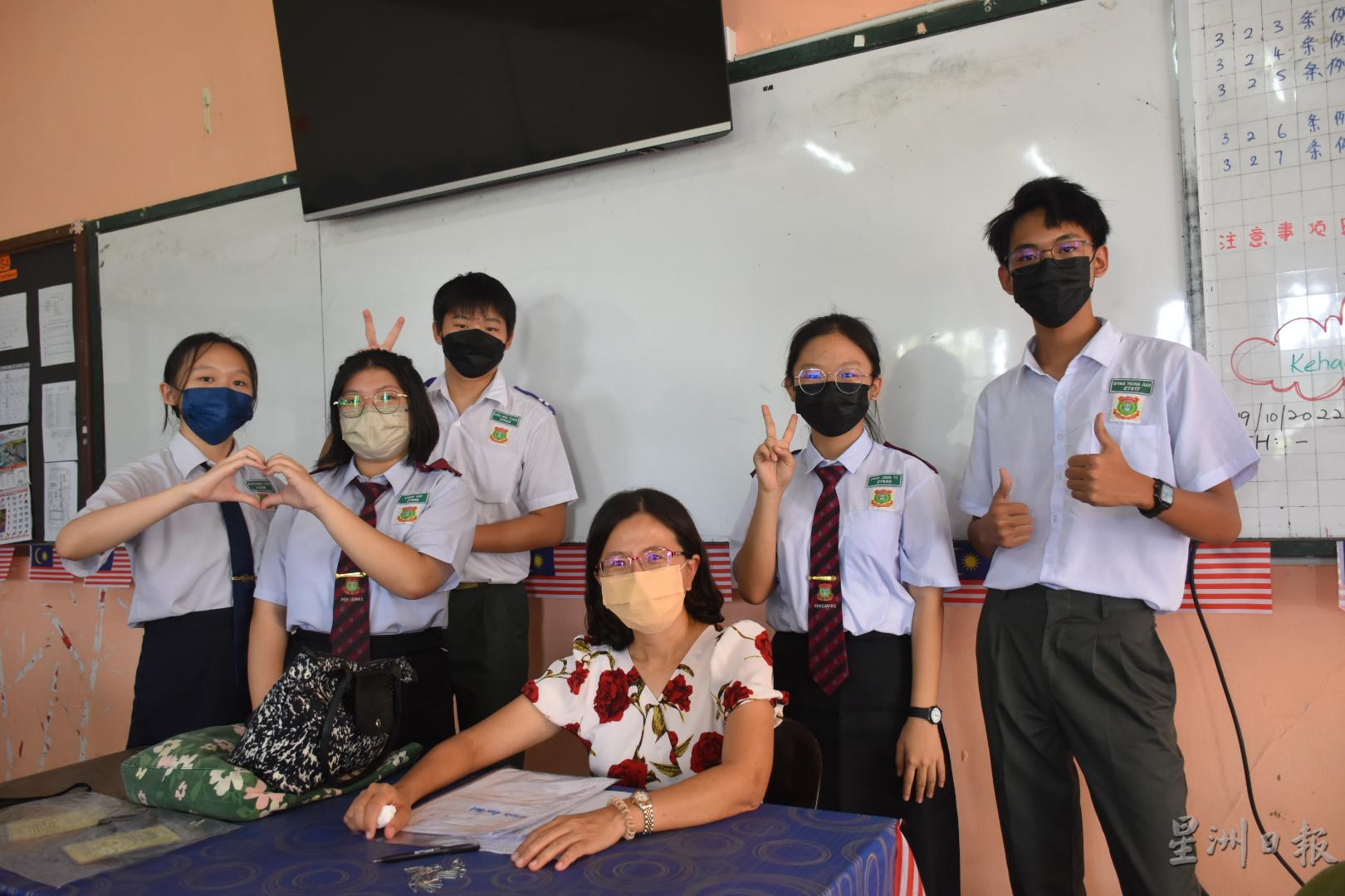 等候家长到来的学生与班主任合照。