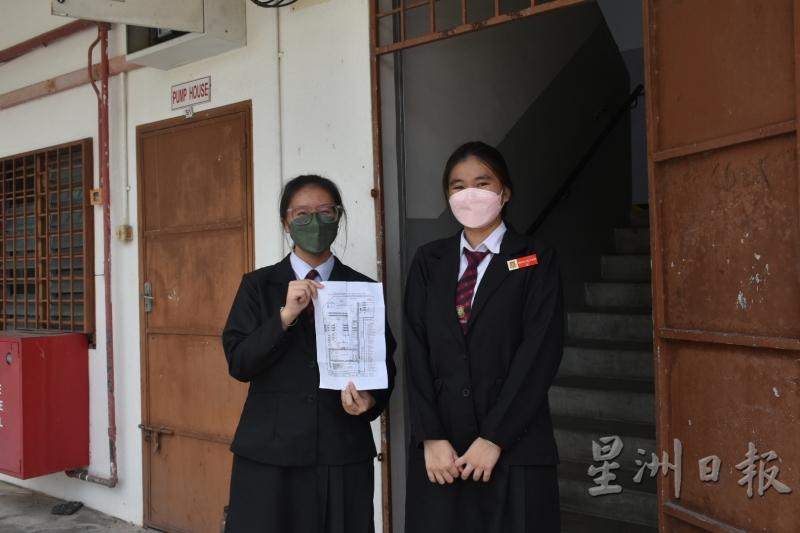 巡察员手持校园平面图，已准备好带领家长至有关班级。