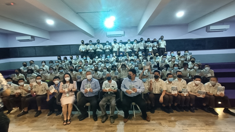 全体师生在推介礼上，与冰谷（前排右二）合照留念。