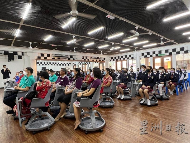 交流会顺利进行中。