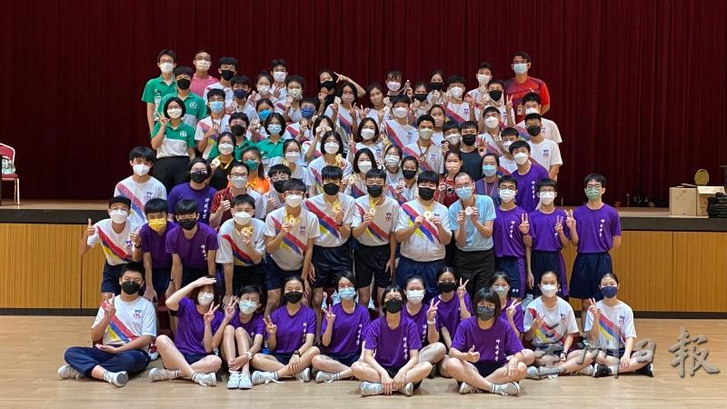 筹办羽毛球比赛有许多准备工作，比赛也促进同学间合作的默契。图为比赛筹委团队。