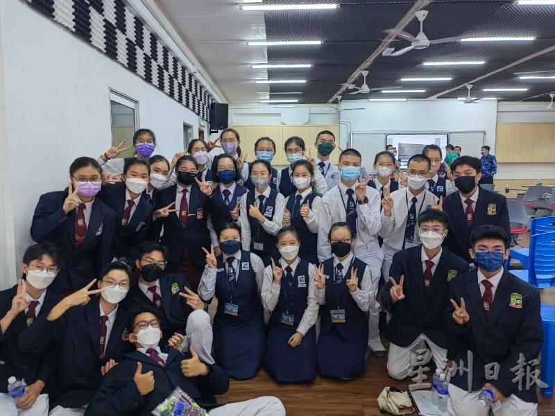 交流会结束后，学长们开心合照。