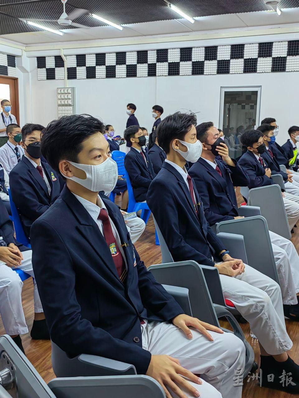 学长们专心聆听分享。