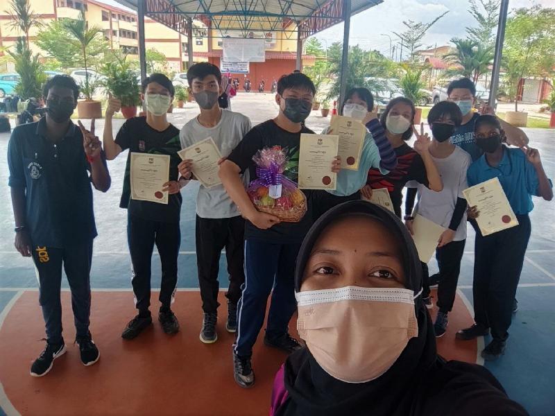 活动结束后，学生们迫不及待地举起手上的证书与老师和同学们一同合照，留下美好的纪念。