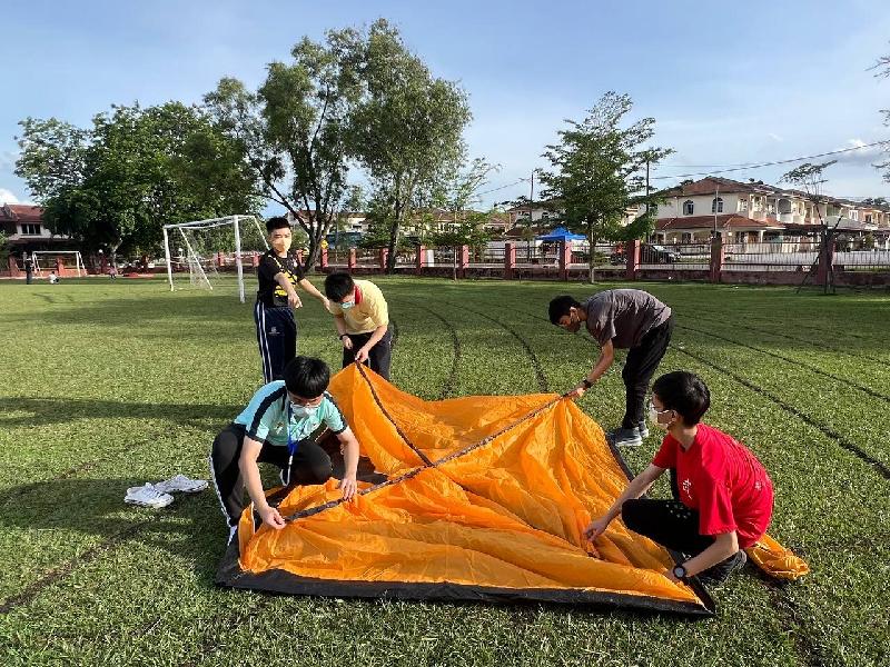 活动第一天，学生需要自行搭建晚上休息住的帐篷，看起来他们正面临“亿点点”小问题呢！