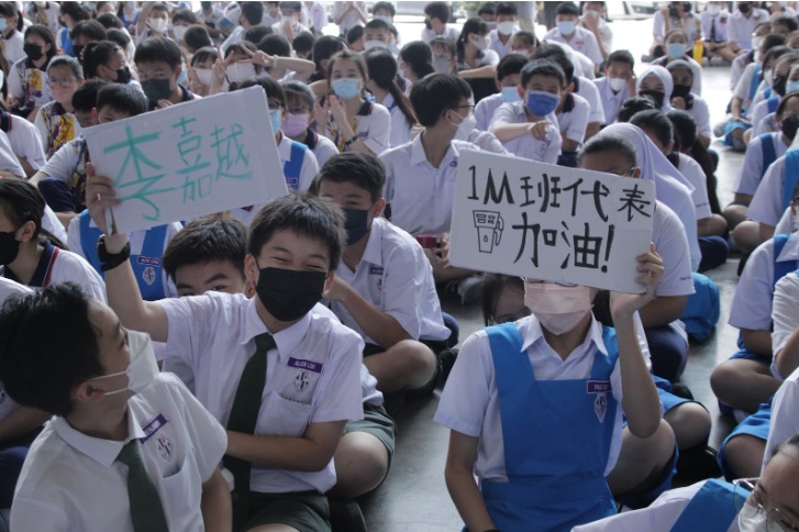 学生化身“小粉丝”为各班参赛者应援，现场气氛俨如小型演唱会。
