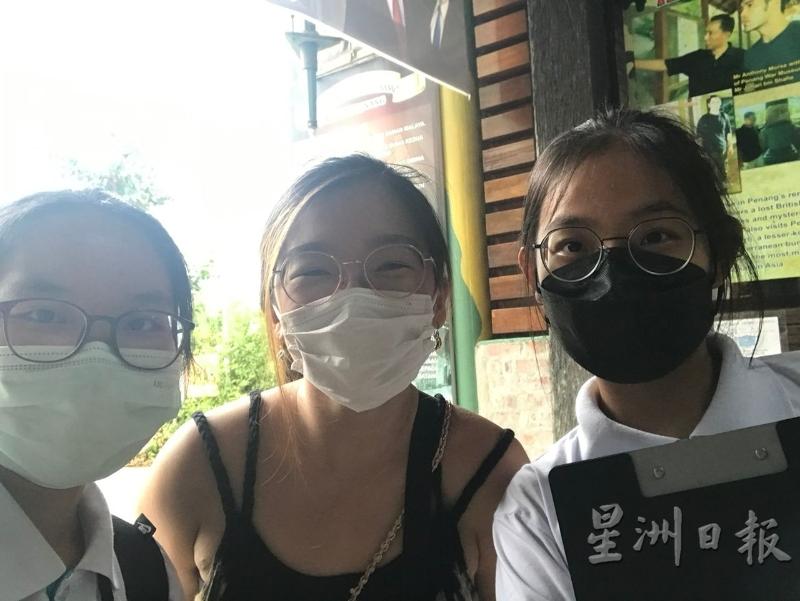采访小组成员庄可滢（左）和曾馨缘（右）与吴若雪合照。
