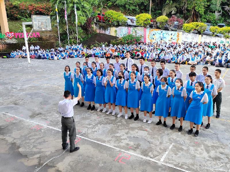 4P班带来扣人心弦的感恩英文歌曲《You Are The Reason》。