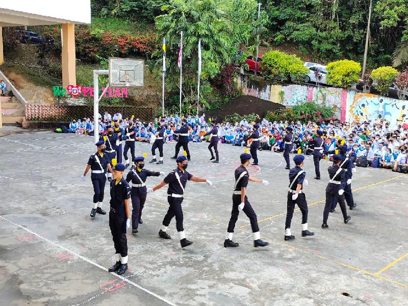 学警团整齐划一的花式步伐，诚意满满。