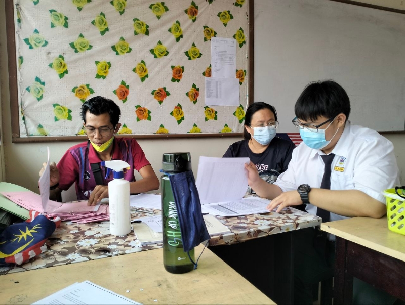 班主任在班上与家长一对一进行沟通交流，让家长了解孩子在学校的表现。