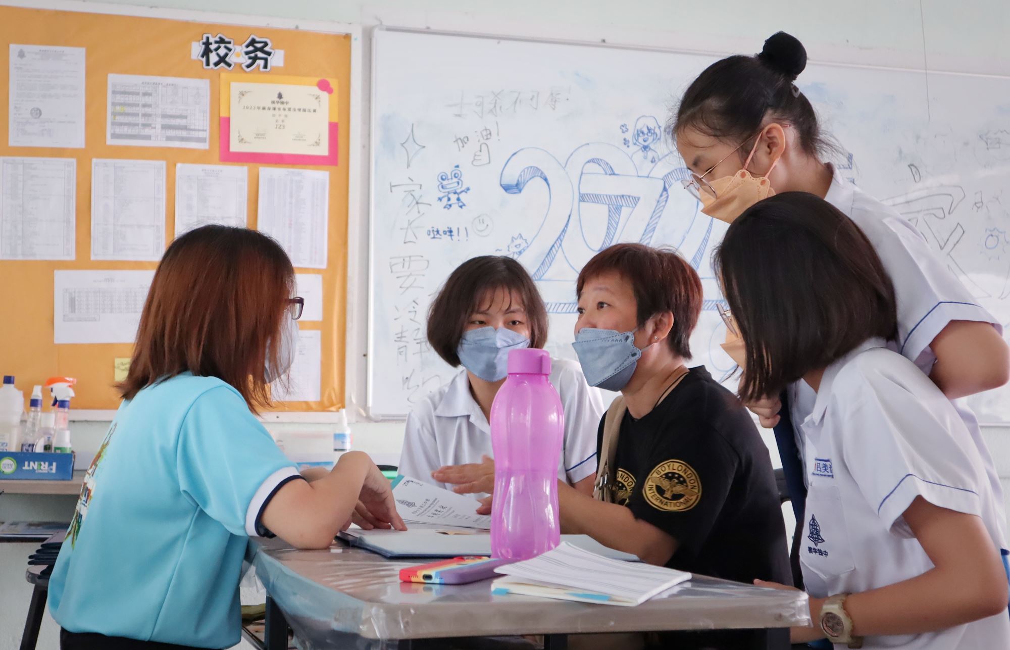 家长向老师了解孩子在学校的情况及学习的进度。