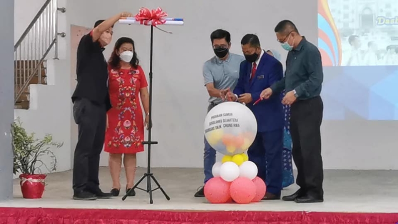 叶光威（右起）与莫哈末阿兹兹主持开幕仪式，左起赖德城、王宝宝及许德辉。
