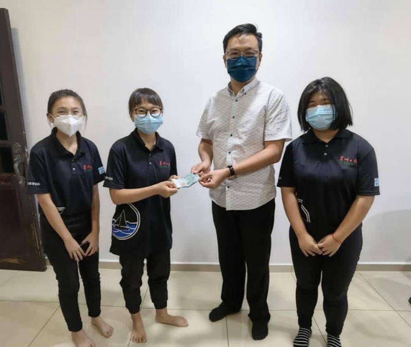 黄子祥（右二）移交赞助经费给萧彤恩（左二）。左一为李雨恩，右一为黄丽敏。