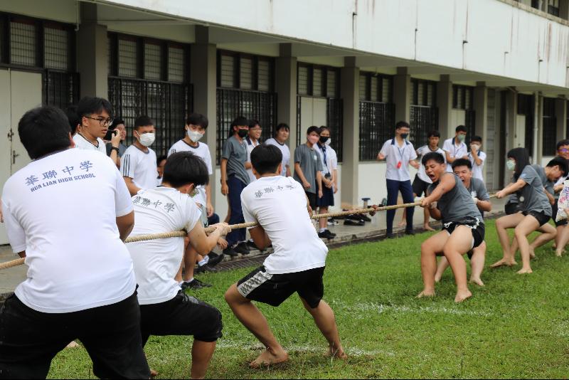 学生们用尽全力，只为了让自己的组别夺得冠军。