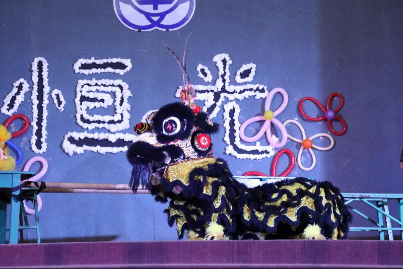 本次教师节表演的特色之一——佩戴凤翅紫金冠的黑狮。