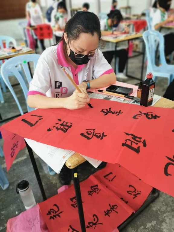 林芯如专心挥毫。