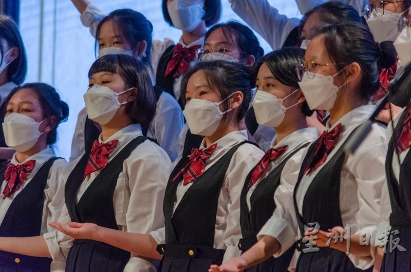 高一文商A班合唱《心强与下一个天亮》。