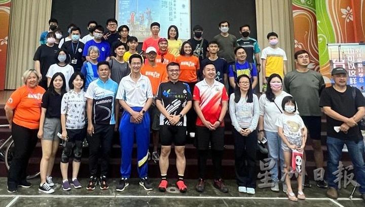 听众们在讲座结束后与主讲人合照，前排左五为王明裕。