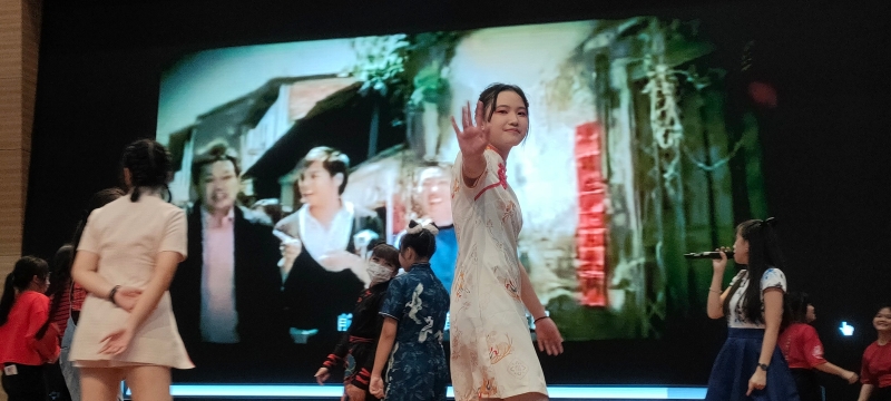 大合唱表演者和台下互动。