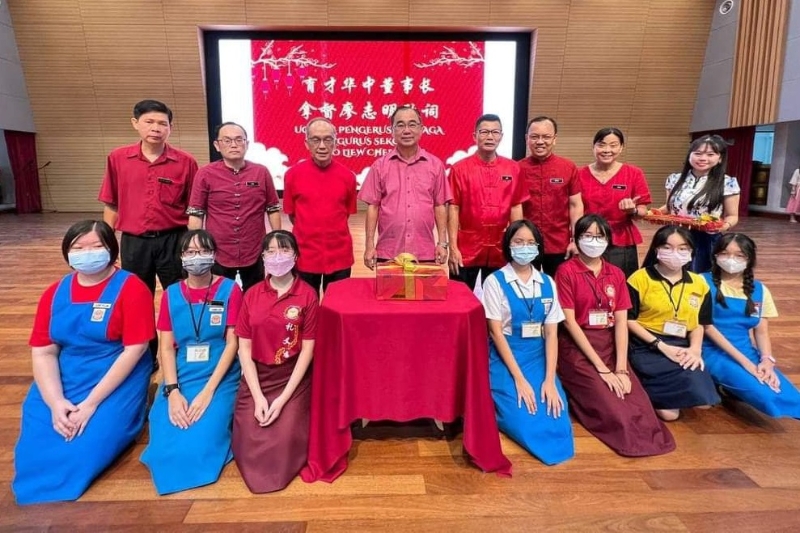 育才华中编委会在华文简讯推介礼上与嘉宾大合照。后排左起是蔡观华、李运强、关和贵、廖志明、林松江、黄伟智、莫碧洁和魏妤恩，前排左起是罗怡霖、卢永芝、王佳颖、俞信如、周知霖、王孜昕和卢昀琳。