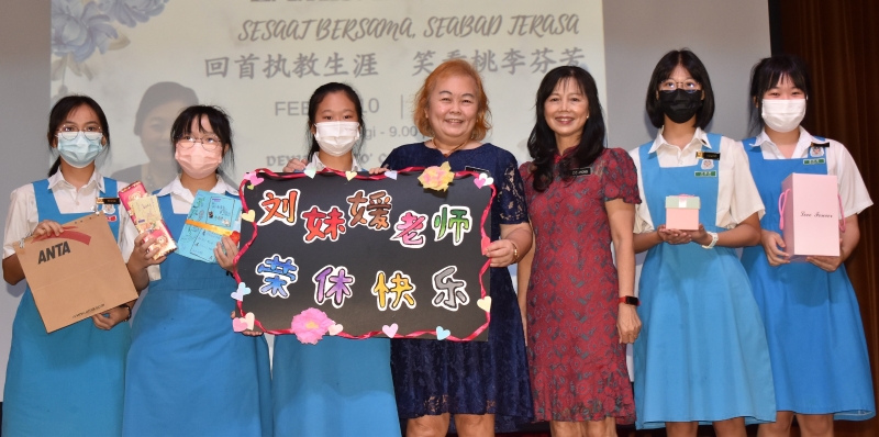 学生们用心制作牌子并且送上礼物，与刘老师（左四）合影。右三为张慈贞。